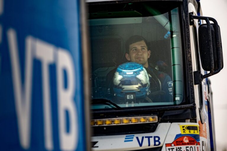 wp_dl_5733_gonschik-kamaz-master-priznalsya-chto-oshibochno-poschital-kitajskoe-ralli-slishkom-lyogki_17823234741291982327