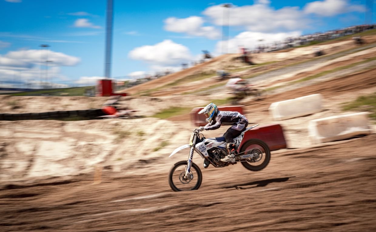 На «Игора Драйв» прошёл фестиваль «Мото Драйв 2026» с гонками, мотокроссом и моноколёсами